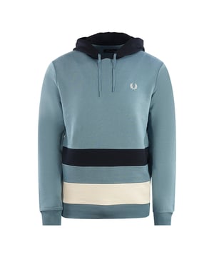 Fred Perry Colour Block Ash Blue Hoodie. Dieses blaue Kapuzen-Sweatshirt von Fred Perry ist eine stilvolle Ergänzung für Ihre Garderobe. Die einzigartige blaue Farbe und der Colourblock-Stil verleihen ihm einen schicken Flair und sorgen dafür, dass Sie auffallen. Komfort und Wärme sind ebenfalls gewährleistet, sodass Sie bei jeder Temperatur großartig aussehen. 100 % Baumwolle. Elastischer Saum und Ärmelabschlüsse. Kordelzüge. Stilcode: M3577 N11