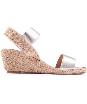 Estas sandalias Alison de Solesister para mujer son una opción elegante y veraniega para llevar tu conjunto a nuevas alturas. Las sandalias de tacón de cuña tienen una parte superior suave con una correa de soporte en el tobillo para un ajuste perfecto. ajuste cómodo. Con una hermosa suela de cuña de alpargata y una correa plateada para una apariencia clásica y brillante.