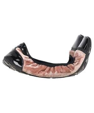 VINTAGE, UVP WIE NEU  
Setzen Sie ein Statement in Sachen Raffinesse mit den Prada Sport Ballettflats aus Lackleder mit Kappe, die aus luxuriösem braunem Samt und einer schicken Lacklederspitze bestehen. Diese Flats vereinen mühelos Komfort und Stil und sind eine luxuriöse, aber praktische Wahl für jede modebewusste Person. Erhöhen Sie Ihre Alltagsoutfits mit der understated Eleganz dieser makellos gestalteten Ballettflats.

mit Staubbeutel

Prada Sport Ballettflats aus Lackleder mit Kappe in braunem Samt  
Zustand: Sehr gut  
Abnutzungsspuren: Minimale Gebrauchsspuren, leicht benutzt, aber sehr gut gepflegt. Minimale Markierung an der Sohle und Knickfalten, leichte Abnutzung an den Sohlen und Fersen.  
Verpackung: Staubbeutel  
Farbe: Braun | Ocker  
Material: Samt  
Größe: EU | 36.5 / US6.5  
Maße: Innensohlenlänge: 260  
SKU: NAPPUGBSH426848W