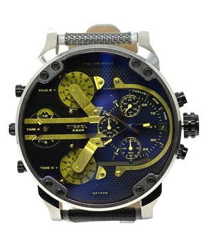 Dit Diesel Heren horloge beschikt over een Quartz binnenwerk. De kast (57 mm mm) is vervaardigd uit RVS (Zilverkleurig) en heeft een Mineraalglas. De band is Multi Leer. Dit horloge uit de Diesel Mr. Daddy 2.0 reeks is een mooi en tijdloos geschenk. Verras jezelf of iemand anders met dit cadeau. Bovendien geniet u hierbij van 2 jaar garantie tegen alle fabricagefouten.