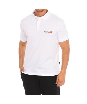 Kurzarm-Polo Plein Sport.
 Reverskragen.
 Halbhoher Knopfverschluss.
 Kurze Ärmel mit geripptem Abschluss.
 Markenaufdruck auf der Vorderseite.
 Markenemblem auf der Rückseite.
 Nähte in Ton gehalten.
 Zusammensetzung: 95% Baumwolle, 5% Elastan
 Pflege:
Bei maximaler Temperatur von 30º waschen.
 Bei niedriger Temperatur bügeln.
 Keinen Trockner verwenden.
 Kein Bleichmittel verwenden.
 Nicht chemisch reinigen.