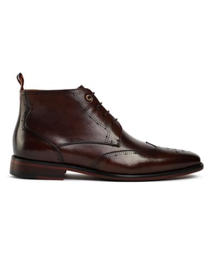 Las exclusivas botas Whisker Brogue de Simon Carter muestran una combinación perfecta de sofisticación atemporal y detalles cautivadores. Estos elegantes botines redefinen el estilo clásico con sus detalles únicos y encantadores. Fabricadas con cuero de primera calidad, las botas Whisker Brogue cuentan con un diseño elegante y estilizado. Ya sea que se vista para la oficina, para una reunión o para agregar un toque elegante a su atuendo diario, este básico del zapatero de Simon Carter le garantiza una declaración distintiva de estilo y personalidad.