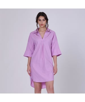 Een lang shirt met een grote polo -kraag, een rechte snit open aan de zijkanten. Een tijdloos en androgyne stuk dat wordt gedragen als een jurk of als een tuniek met een jeans of leggins. Iets langer aan de achterkant dan vooraan. Kan ook worden gekoppeld aan een riem die niet is voorzien).
 
Productdetails:
 • vorm: recht
 • Lengte: 93 cm
 • Polo / shirt kraag
 • 3/4 mouwen
 • Geen bevestiging