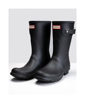 Die Original Short Wellington Boot von Hunter ist eine schwarze Premium-Designer Wellie Boot, perfekt für nasse und schlammige Spaziergänge oder verbringen Zeit Pottering rund um im Garten. Diese Frauen Mid-Calf Boots sind völlig wasserdicht, handgefertigt und verfügen über eine Heavy-Duty-Gummi-Außensohle. Ein Polyester-Futter hält Ihre Füße bequem und kuschelig. Sie sind komplett mit Hunter Branding.