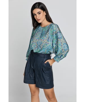 Blaue Bermudashorts aus Kunstleder. Taillenbund mit Gürtelschlaufen. Zwei Seitentaschen und eine Fake-Tasche auf der Rückseite. Zwei umgekehrte Falten auf der Vorderseite. Verdeckter Reißverschluss und Knopfverschluss vorne. Länge: oberhalb des Knies. Unser Model ist 176 cm groß und trägt Größe 36/S. Maße für Größe 38/M (in cm): Taille-34, Gesäß-54, Körperlänge (innen/außen)-47/17. Accessoires sind nicht enthalten.  100%Polyester