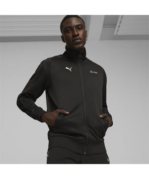 PRODUKTERKLÄRUNG: Stil und Leistung vereinen sich in der Mercedes-AMG PETRONAS MT7 Motorsport Track Jacket, inspiriert von PUMAs ikonischen T7-Silhouetten mit einem Motorsport-Twist. Mit einer Mercedes-AMG PETRONAS Fahrzeuggrafik auf der Rückseite und dem PUMA Cat Logo sowie dem Mercedes-AMG PETRONAS Abzeichen auf der Vorderseite ist sie perfekt, um die Straßen oder die Rennstrecke zu erobern. MERKMALE & VORTEILE: Hergestellt aus mindestens 20 % recyceltem Material als Schritt in eine bessere Zukunft; dryCELL: Leistungstechnologie, die Feuchtigkeit vom Körper ableitet und dich während des Trainings trocken hält. DETAILS: Normaler Schnitt; 2x2 gerippter Kragen; Mit Reißverschluss gesicherte Taschen; 2x2 gerippte Bündchen und Saum; Mercedes-AMG PETRONAS Fahrzeuggrafik auf der Rückseite; PUMA Cat Logo und Mercedes-AMG PETRONAS Abzeichen auf der Vorderseite.