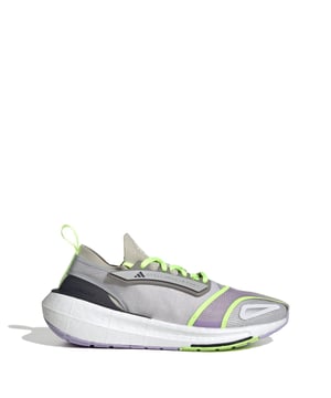 Dames adidas Originals Stella McCartney UB 23 Trainers in bruin.- adidas PRIMEKNIT bovenwerk van textiel met gemotoriseerde inzetstukken van mesh.- Vetersluiting.- Normale pasvorm.- Lichte BOOST.- Voelt zacht aan.- Voering van textiel.- Rubberen zool.- Ref: ID1904