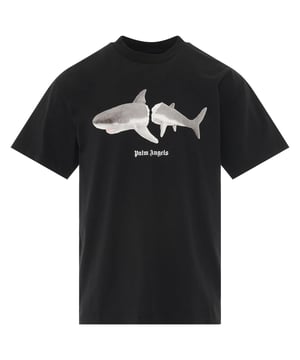 Palm Angels Klassiek Shark Design Zwart T-shirt. Palm Angels zwart T-shirt. Normale pasvorm, maatvast. Palmengelen op de achterkant van de schouders, afbeelding van een haai op de voorkant. 100% katoen, Palm Angels-logo langs de schouders op de rug, gemaakt in Italië. PMAA001S23JER0051001