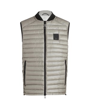 Erleben Sie ultimative Vielseitigkeit und Stil mit der Belstaff Beige Jacke. Diese Jacke bietet sowohl Warme als auch modisches Design und ermoglicht Ihnen den muhelosen ubergang von einem lassigen Tageslook zu einem schicken Abend-Outfit. Bleiben Sie gemutlich und sehen Sie fantastisch aus mit dieser unverzichtbaren Jacke!, Daunenjacke, Material: 100 % Polyamid, Fullung: 90 % weisse Entendaunen, 10 % weisse Entenfedern, Markenaufnaher auf der linken Brust, leicht, 2 Taschen mit Reissverschluss, Reissverschluss Verschluss, beige Weste, beige Jacke