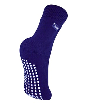 Wenn Sie auf der Suche nach einer Hausschuhsocke sind, die die Füße Ihrer Kleinen schön warm hält, sind Sie bei den THMO Kids Thermal Slipper Socks genau richtig. Das perfekte Paar, um sie beim Spielen im Haus warm zu halten. Diese Socken haben ein dehnbares Komfortoberteil, das sich an das Bein anschmiegt, um Einschnürungen und Enge zu vermeiden, was eine regelmäßige Zirkulation ermöglicht. Die Socken bieten nicht nur ganztägigen Komfort, sondern auch ein gepolstertes Fußbett, das die Füße zusätzlich stützt. Sie sind auf der Innenseite doppelt gebürstet, um die Wärme zu maximieren, indem sie die warme Luft einschließen und sie nahe an den Füßen und Beinen halten. Diese Innenbürstung macht die Socke außerdem weicher und sorgt dafür, dass die Füße länger warm bleiben. Die Anti-Rutsch-Gripper wurden entwickelt, um ein Ausrutschen auf Oberflächen wie harten Holzböden oder Küchenfliesen zu verhindern. Das gepunktete Design auf dem Fuß der Socke ist einfach, aber wirkungsvoll. Perfekt, wenn sie im Haus spielen. Diese Thermosocken für Kinder sind in 4 Farben erhältlich: Schwarz, Marineblau, Fuchsia und Lila. Außerdem gibt es sie in 3 verschiedenen Kindergrößen: 9-12 UK, 12-3 UK und 4-5,5 UK. Das THMO-Abzeichen ist auch auf die Seite der Socken aufgedruckt. Diese Socken sind in 4 verschiedenen Farben erhältlich und bestehen aus 93% Acryl, 6% Polyamid und 1% Elastan. Sie sind in 3 Kindergrößen erhältlich: 9-12 UK (27-30 EUR, 10-1 US), 12-3 UK (30-36 EUR, 13-4 US) und 4-5.5 UK (37-38.5 EUR, 5-6.5 US). Sie sind maschinenwaschbar bei 40.