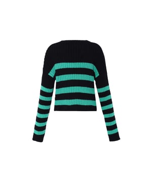 Deze cropped trui heeft een geribde gebreide textuur en een ronde hals die een casual charme uitstraalt. Horizontale strepen omringen het kledingstuk, inclusief de mouwen, waardoor een samenhangende look ontstaat. Dit kledingstuk met lange mouwen en een aansluitend model dat net boven de natuurlijke taille valt, biedt warmte in een middelzware tot zware stof. Het effen kleurenpatroon op de manchetten en halslijn complementeert een van de strepen voor extra verfijning.  Pullover trui