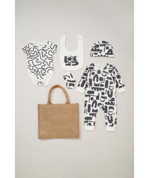 This Homegrown Baby printed 5-Piece Gift Set includes a cosy all-in-one, bodysuit, hat, and mitts. Made from soft 100% organic cotton, the set features 'Grow with Me' functionality for adjustable fit. Packaged in a mesh bag, it's the perfect gift for welcoming a new baby.
