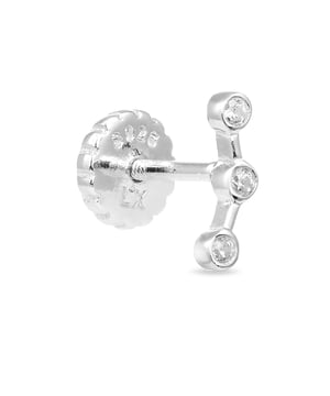 Unieke oorbel. Piercing qant gemaakt van 925 sterling zilver en glanzende zirkonia met een gerhodineerde afwerking. Sieraden met overdreven ontwerpen waarin "piercing, klimmers, oorboei en oorjas" de hoofdrol spelen. Aan de delicate ontwerpen dankt EARRINGS zijn naam. Oorbellen die zorgvuldig met de hand worden afgewerkt en gepolijst, waardoor perfecte vormen ontstaan met eindeloze combinaties van gerhodineerde gekleurde zirkonia's, 18-karaats geelgoud en 18-karaats roségoud op 925 sterling zilver.  Net als in de jaren 60 wordt alles opnieuw gemengd voor een nieuwe "coup" van impact voor de beat generation die de beste mix is van New Yorkse gezelligheid en vrouwelijke sensualiteit.  Design met persoonlijkheid dicteert kleur en moeder natuur: de vereniging van verschillende materialen en een prachtige rangschikking van de onderdelen maakt deze sieradenlijn uniek en definieert de meest Britse kant van het it-girl: relativiteit is (IN)inherent aan kleur.