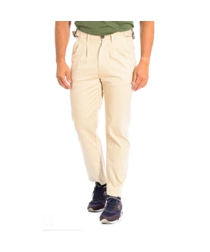 Pantalón largo La Martina.  
Color Beige
Bajos con corte recto.
Cierre de botón y cremallera.
Dos bolsillos abiertos en los laterales. 
Dos bolsillos abiertos en la parte trasera con solapa.
Trabillas para el cinturón.
Logo bordado en la parte delantera.
Costuras vistas a tono.

Composición:  98% Algodón, 2% Elastano.

- Lavar máximo a 30ºC.
- Planchar a media temperatura, máx. 110ºC.
- Secar a temperatura baja.
- Colgar para que se escurra.
- No admite lejía.