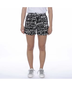 Especificaciones: Pantalón corto con cinturilla elástica regulada por cordón, dos bolsillos laterales y placa con logo aplicada en la espalda. Adecuado tanto para el día como para la noche Corte: Suave El modelo lleva la talla: M Altura del modelo: 170 cm