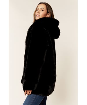 Diese Kapuzenjacke ist das ultimative Stilmittel dieser Saison. Mit Kunstpelz, einer Kapuze und einem Haken-Ösen-Verschluss ist diese Jacke perfekt für kühle Tage, an denen Sie eine ultrawarme Schicht brauchen. Kombinieren Sie es mit lässigen Hosen und frischen Tritten für einen schicken Freizeitlook.