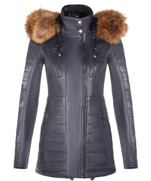 Mejora tu guardarropa de invierno con nuestra parka de cuero para mujer de corte ajustado, una opción perfecta para mantenerte abrigada y con estilo en climas más fríos. Esta chaqueta, confeccionada con 100 % cuero napa ultra suave de primera calidad, ofrece una sensación lujosa y cómoda. Esto es lo que la distingue: Capucha con forro de piel desmontable: la chaqueta cuenta con una capucha con forro de piel desmontable, que brinda calidez y un aspecto exuberante que agrega un toque de sofisticación a tu atuendo de invierno. Bolsillos funcionales con cremallera: cuatro bolsillos con cremallera en la parte delantera de la chaqueta, con lengüeta para una fácil apertura, ofrecen un almacenamiento seguro y conveniente para tus elementos esenciales. Detalles acolchados lujosos: los detalles acolchados en las mangas y la cintura agregan un toque de lujo y textura al diseño de la chaqueta, mejorando su atractivo visual. Cuello alto: el cuello alto, abrochado con botones a presión, no solo te mantiene abrigado, sino que también agrega un elemento elegante y chic al aspecto general. Puños con cremallera: los puños con cremallera brindan mayor capacidad de ajuste y estilo, lo que le permite personalizar la longitud de la manga según sus preferencias. Esta chaqueta parka de cuero para mujer combina moda, funcionalidad y calidad superior, lo que la convierte en un complemento imprescindible para tu guardarropa de invierno para un aspecto elegante y acogedor.