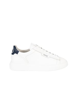 Atadas con cordones, estos zapatos ofrecen un ajuste perfecto y comodidad, lo que los hace una excelente opción para cualquier ocasión, desde paseos cotidianos hasta eventos más formales.

La punta redonda añade un carácter clásico y elegancia, al mismo tiempo que proporciona suficiente espacio para los dedos, lo que se traduce en comodidad durante todo el día.

En la lengüeta y en los laterales el nombre de la marca, que subraya sutilmente el prestigio y la calidad que conlleva esta renombrada empresa, añadiendo un carácter único a los zapatos.

En la parte trasera el logo de la marca, colocado en un lugar estratégico, constituye un acento llamativo que resalta la originalidad y autenticidad del producto, al mismo tiempo que le añade una apariencia moderna.

La suela con logo no solo aumenta la adherencia y estabilidad al caminar, sino que también constituye un elegante detalle que demuestra la atención a cada detalle en el proceso de producción.

Hechos de cuero natural de alta calidad, estos zapatos combinan durabilidad y un aspecto lujoso, ofreciendo al mismo tiempo excepcional comodidad de uso y facilidad en su cuidado.

Empacados en una caja de la empresa, estos zapatos son el regalo ideal para uno mismo o para un ser querido, garantizando no solo estilo, sino también prestigio y elegancia desde el momento de desempaquetarlos.