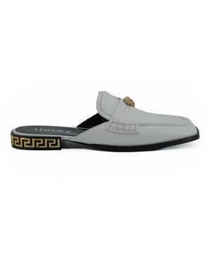 Zapatos planos chanclas 100% autenticos de Versace.
  Color: Blanco.
  Material: 100% piel de becerro.
  Herrajes metalicos dorados con detalles de Medusa y logotipo.
  Viene con caja etiquetas y bolsa para el polvo.
  Numero de modelo: 1003757_DVT2P_IT 1W0.