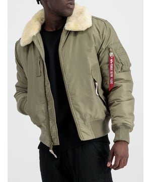 Moderne Bomberjacke mit abnehmbarem Fellkragen, gepolstertem Innenfutter und Nylon-Außenmaterial. Kontrastnähte; Kragen aus Schafslamm; RBF-Tag; Druck auf dem Ärmel; Bedruckter Bündchen. Produktnummer: 143104-24 STRATOS