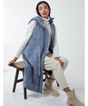 Whether you are taking a walk in the park, or going to work, the Onion Quilted Gilet won't restrict you from any activity. Designed with a waist belt to hug your body and perfectly suit you, and a removable hoodie, match this gilet with a sweater and ankle boots.