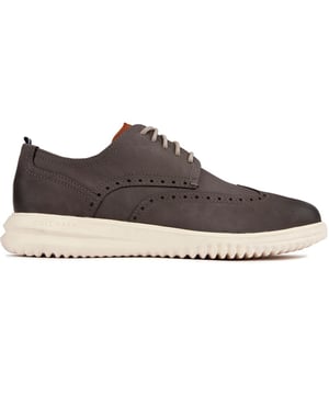 Luce elegante y siente la comodidad con los zapatos Grand+ Wingtip de Cole Haan. Confeccionadas con cuero nobuck rico con detalles brogue clásicos, estas puntas con cordones se realzan con la entresuela de EVA que amortigua cada paso. La plantilla moldeada reconforta tus pies mientras que la suela de goma proporciona tracción. Sumérgete en la sofisticación y camina erguido con lo mejor de Cole Haan.