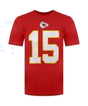 Das rote Nike NFL Kansas City Chiefs #15 Patrick Mahomes Herren-T-Shirt ist die perfekte Wahl für leidenschaftliche Chiefs-Fans, die ihre Loyalität zum Team ausdrücken und das Talent von Quarterback Patrick Mahomes feiern möchten. Dieses offiziell von der NFL lizenzierte T-Shirt vereint Stil, Komfort und Teamgeist in einem einzigen Kleidungsstück. Wichtige Merkmale: Offiziell lizenziert: Dieses T-Shirt ist offiziell von der NFL lizenziert und entspricht somit den Ligastandards und ist authentisch. Spielerspezifisches Design: Das Shirt zeigt die Nummer 15 und den Namen „Mahomes“ auf der Rückseite und zeigt so Ihre Unterstützung für den Star-Quarterback der Chiefs. Teamlogo: Das ikonische Teamlogo der Kansas City Chiefs ist prominent auf der Vorderseite des Shirts abgebildet und repräsentiert stolz Ihr Team. Bequemes Material: Das weiche und atmungsaktive Material bietet Tragekomfort und ist somit ideal für Freizeitausflüge und Spieltage. Klassischer Rundhalsausschnitt: Das Shirt verfügt über ein klassisches Rundhalsdesign für einen zeitlosen und vielseitigen Look. Sportliche Passform: Das T-Shirt bietet eine sportliche Passform und sorgt für ein modernes und stylisches Aussehen. Vielseitiger Stil: Ob Sie im Stadion sind, das Spiel mit Freunden genießen oder Ihren täglichen Aktivitäten nachgehen, dieses T-Shirt ergänzt verschiedene Outfits und eignet sich für verschiedene Anlässe. In verschiedenen Größen erhältlich: Es ist in einer Reihe von Größen erhältlich, um verschiedenen Körpertypen gerecht zu werden und so für jeden eine bequeme und individuelle Passform zu gewährleisten. Mit dem roten Nike NFL Kansas City Chiefs #15 Patrick Mahomes-T-Shirt für Männer können Sie stolz und bequem Ihre Loyalität zu den Chiefs und Ihre Bewunderung für Patrick Mahomes, einen der dynamischsten Quarterbacks der NFL, zeigen. Egal, ob Sie von der Tribüne aus anfeuern, von zu Hause zuschauen oder einfach Ihrem Alltag nachgehen, dieses T-Shirt ist eine fantastische Wahl für jeden eingefleischten Kansas City Chiefs-Fan.