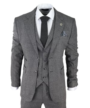 Scherp, gestroomlijnd en verfijnd, zie er geweldig uit met dit premium 3-delige pak, dat een slim fit snit heeft, met een nauwere pasvorm over de borst en dunnere, op maat gemaakte broeken. Het colbert met twee knopen hangt prachtig en heeft een half canvas constructie die zich steeds meer naar jouw lichaam vormt naarmate je het vaker draagt. Contrasterende klepzakken en knoopmanchetten geven het pak een klassieke toets van verfijning. Een bijpassende gilet completeert het 3-delige pak met een enkelvoudige stijl en klassieke op maat gemaakte zakken, en een rugversteller om ervoor te zorgen dat je jouw ideale pasvorm kunt creëren. Het pak is tijdloos en tegelijkertijd hedendaags, waardoor je er de hele dag op je best uitziet. Combineer het met een bijpassende gilet, een wit shirt en schoenen voor een elegant resultaat. Perfect voor elke slimme formele traditionele vintage retro-geïnspireerde gelegenheid, zoals bruiloften, gala's of feesten! Tailored Fit (tussen Slim & Regular) Veel meer stijlen en kleuren beschikbaar in de winkel!