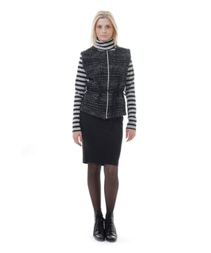Aumenta el factor de estilo con este chaleco ultrachic de 2-Young. Confeccionado en telas contrastantes, la parte delantera tiene una agradable textura en un cálido tejido de dos tonos, mientras que la parte trasera de tejido elástico garantiza un ajuste perfecto. Un lazo ciñe la cintura, creando una sensación femenina. La modelo mostrada tiene una altura de 170 cm y lleva la talla 36/S.