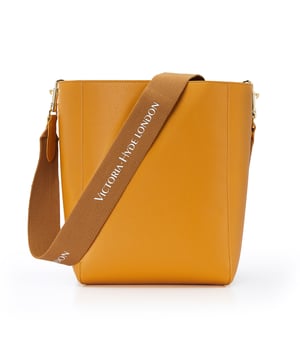 Der Romai in Grün von Victoria Hyde London ist Ihr perfekter Alltagsbegleiter. Noch nie wurden Funktionalität und Trendigkeit so nahtlos kombiniert.  Sie ist eine perfekte Tasche für das Wesentliche, das Sie brauchen.

Abmessungen: 23cm x 30,5cm x 17cm
Oberflächenmaterial: PU-Leder (Lychee-Muster)
Innenfutter: PU-Leder (fein genarbt)
Schultergurte: Twill-Baumwollgurt

Die Romai-Handtasche ist auch in Grün und Schwarz erhältlich.