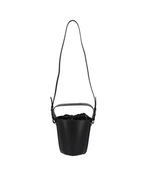 Maße: - Breite: 22 cm - Höhe: 19 cm - Tiefe: 17 cm - Henkelabstand: 13 cm - Mindestlänge des Riemens: 43 cm - Maximaler Riemenabstand: 55 cm Materialien und Details Rindsleder Maße: Breite: 220 mm Höhe: 190 mm Riemenlänge: 550 mm Henkelabstand: 130 mm