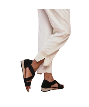 Boven: Suède. Crossover band. Lage wig. Snijden: Laag gesneden. Ontwerp: Eenvoudig. Teenstijl: Open. Geschikt voor: Comfort. Duurzaam. Sluiting: Slip-on.