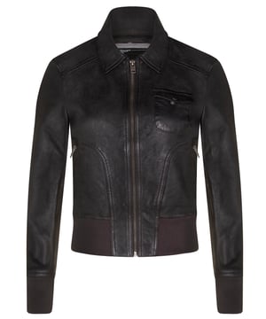 Mejora tu estilo sin esfuerzo con nuestra chaqueta universitaria MA-1 con cuello de cuero para mujer. Confeccionada en piel de napa de cordero suave y flexible, esta chaqueta ofrece un aspecto lujoso y una sensación de primera calidad. Su acabado mate ligeramente fresado añade un toque moderno a tu atuendo. Estas son las características de diseño clave que hacen de esta chaqueta una incorporación imprescindible a tu guardarropa: Piel de napa de cordero suave y flexible: disfruta de la sensación suntuosa y la apariencia lujosa de la piel de napa de cordero, lo que garantiza comodidad y estilo. Cuello puntiagudo: el cuello puntiagudo agrega un elemento de sofisticación a tu atuendo, lo que lo hace adecuado para varias ocasiones. Múltiples bolsillos: con dos bolsillos exteriores en la cintura y un bolsillo de parche con solapa en el pecho, tendrás muchas opciones de almacenamiento para tus elementos esenciales. Puños y dobladillo elásticos: los puños y el dobladillo elásticos brindan un ajuste ceñido y cómodo, lo que te permite moverte con facilidad. Opciones de color versátiles: elige entre cuatro colores versátiles para encontrar el que se adapte perfectamente a tu estilo personal, lo que la convierte en una incorporación versátil a tu guardarropa. Completa con cremalleras YKK confiables, la chaqueta universitaria MA-1 con cuello de cuero para mujer combina durabilidad y funcionalidad, lo que garantiza que se convierta en un elemento básico elegante y práctico en tu colección de moda.