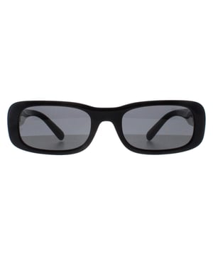 Las gafas de sol Miu Miu MU08ZS 1AB5S0 negro gris oscuro presentan una atrevida montura rectangular meticulosamente elaborada en acetato de primera calidad, que garantiza su durabilidad y ligereza. Las lentes proporcionan una protecciÃ³n UV superior al tiempo que aÃ±aden un sofisticado toque de misterio. Decoradas con el logotipo de Miu Miu en las patillas, las gafas de sol MU08ZS estÃ¡n diseÃ±adas para los entusiastas de la moda que se atreven a ser diferentes. Eleve su juego de accesorios y haga una declaraciÃ³n con estas gafas de sol de estilo Ãºnico de Miu Miu.