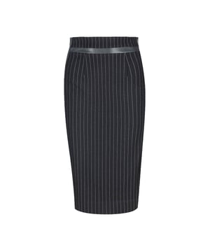 Dieser schwarze Bleistiftrock mit hoher Taille ist aus dem Stoff Punto di Roma mit hellgrauen Streifen gefertigt. Er hat ein Kunstlederband an der Taille. Er hat einen verdeckten Reißverschluss auf der Rückseite und einen kleinen Schlitz auf der Rückseite. Er ist mit Stretch-Polyester gefüttert. Der Rock hat eine Midi-Länge und eine taillierte Silhouette.
