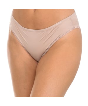 Braguita Calvin Klein.
Color Marrón
Contornos de encaje.
Nombre de la marca en lateral superior.
Forro interior.
Costura vistas a tono.

Composición:
- 62% Nylon - 38% Elastano.

Instrucciones de lavado:
- Lavar máximo a 30ºC.
- Planchar a media temperatura, máx. 110ºC.
- No permite usar secadora.
- No usar lejía.
- No admite el  lavado en seco.