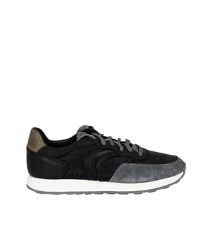 Gebunden mit Schnürsenkeln, bieten diese Schuhe eine ausgezeichnete Passform und Tragekomfort, ideal sowohl für den Alltag als auch für besondere Anlässe.

Die runde Spitze verleiht ihnen ein klassisches Aussehen, das niemals aus der Mode kommt, und bietet gleichzeitig Komfort für die Zehen.

Die markierte Sohle ist nicht nur ein Stilelement, sondern auch ein Beweis für die Originalität und Qualität des Produkts, das sich von anderen abhebt.

Auf der Zunge der Name der Marke, die ein Synonym für Prestige und Eleganz ist, was unterstreicht, dass Sie etwas wirklich Besonderes tragen.

Hergestellt aus hochwertigem Naturleder und Stoff, kombinieren diese Schuhe Haltbarkeit und Atmungsaktivität und bieten den ganzen Tag Komfort.

Verpackt in einer Markenbox, sind sie eine hervorragende Wahl für ein Geschenk, das sicherlich Eindruck bei der beschenkten Person hinterlassen wird.