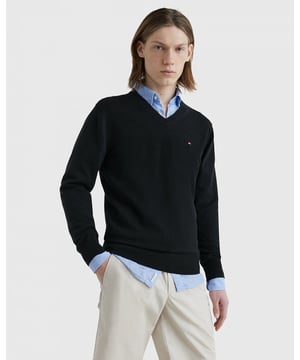 Mens Tommy Hilfiger 1985 Collection Organic Cotton V-Neck Jumper in black.- V- Neck.- Ribbed cuffs and hem.- Embroidered logo.- Knitted.- 81% Organic cotton  19% Polyester.  Machine washable.- Ref: MW0MW30956BDS