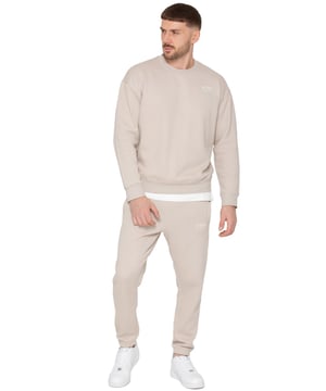 El Conjunto de Sudadera Oversized Averè de Enzo Milano para Hombre es un conjunto elegante y cómodo que incluye una Sudadera Oversized y Joggers de Corte Regular. La sudadera tiene un ajuste relajado con mangas largas, un cuello redondo acanalado y puños para un aspecto clásico. Hecha de un tejido suave y forro de felpa, incluye un discreto logotipo de Averè en el pecho y una parte trasera lisa para mayor simplicidad. Los joggers cuentan con una cintura elástica con cordones ajustables, puños acanalados en los tobillos y bolsillos laterales, junto con un pequeño logotipo de Averè para un toque estiloso. Perfecto para relajarse o para un uso casual, este conjunto combina comodidad con un diseño moderno.