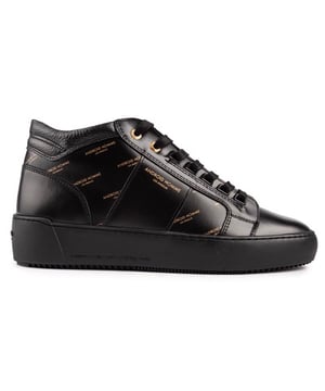 Un fabuloso par de zapatillas deportivas de media caña. que ofrecen una sensación cómoda y una excelente apariencia de diseñador. Si te encantan las vibraciones de la jungla urbana. Entonces este es tu zapato ideal. El Android Homme Propulsion presenta una parte superior de cuero negro suave. ojales de marca dorada. Plantilla dorada con la marca. Marca dorada por todas partes y una suela negra personalizada con las coordenadas de Los Ángeles en relieve.