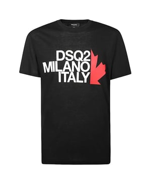 Camiseta Dsquared2 DSQ2 Milano Italia Negra. Camiseta negra D2 DSQ2 Milano Italia. Estilo Cool Fit, se adapta a la talla real. 100% Algodón, Hecho En Italia. Logotipo D2 y marca Maple Leaf. S74GD0730 S21600 900