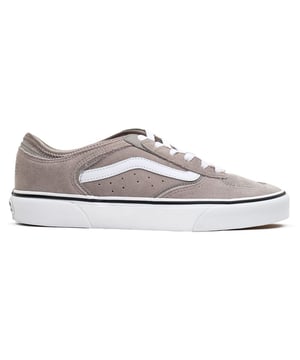 Tauche ein in die Welt der zeitlosen Skate-Kultur mit den Vans Rowley Classic Sneakers. Mit einem Hauch von kalifornischer Skate-Nostalgie und einem frischen Update gestaltet, verbinden diese grauen Wildleder-Sneaker nahtlos Stil und Funktionalität. Die langlebige Gummisohle mit dem ikonischen Waffelmuster garantiert eine griffige Fahrt, während die auffällige weiße Markenlogo und die Nähte deiner jeder Bewegung einen Hauch von Vans' charakteristischer Attitüde verleihen.