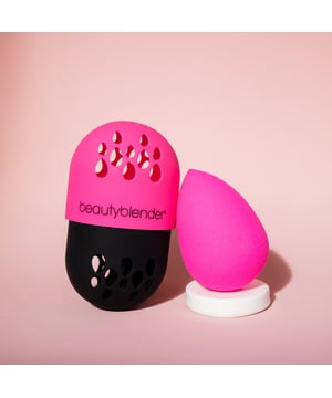 Ontdek het geheim van een perfecte blend met onze best-sellers voordeelset. Scoor de bekroonde Beautyblender, het levert altijd een airbrushed huidachtige finish op. Houd je make-up MVP dan smetteloos met de vegan geconcentreerde reiniger, Blendercleanser Solid. Gooi het in de onbreekbare geventileerde behuizing, Blender Defender. zodat je er altijd perfect uitziet, waar je ook heen gaat!