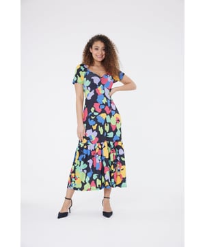 Este vestido llamativo presenta un diseño audaz y multicolor sobre una base negra favorecedora, con mangas de cascada femeninas y un escote en 'v' pronunciado.

Estilo de escote en V con mangas cortas y falda maxi en capas.

100% Poliéster (exterior y forro)

Lavado a máquina a 30°