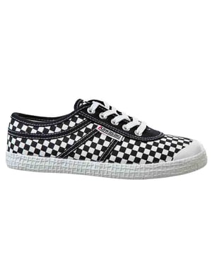 Nuestra zapatilla de lona Star tiene un aspecto lúdico e icónico, que puedes llevar sin esfuerzo a cualquier parte. Con los patrones frescos y divertidos, el zapato crea un momento llamativo y habla por sí mismo. ¿Necesitamos decir más? Detalles del producto. Cordones regulables para un ajuste adecuado. Disponible en dos estampados diferentes. La zapatilla con estampado cuadrado es unisex, pero la zapatilla con estampado de leopardo es sólo para mujeres. Zapato ligero. El zapato de cordones de corte bajo permite la rotación y la flexibilidad.. Parte superior: lona y ante de vaca. Suela: RB Guía de tallas/ajuste. Si estás entre dos tallas, te recomendamos que elijas la más grande. Guía de lavado. Se recomienda no lavar el zapato.