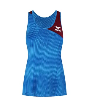 Camiseta de tirantes Mizuno Amplify para mujer, una prenda elegante y de alto rendimiento diseñada para elevar tu experiencia atlética. Confeccionada con precisión y características innovadoras, esta camiseta de tirantes combina comodidad y moda para la mujer activa moderna. Aquí tienes una descripción detallada de sus principales características:

 Diseño contemporáneo:  La camiseta de tirantes Mizuno Amplify para mujer presenta un diseño contemporáneo que combina a la perfección estilo y funcionalidad. Tanto si estás en el gimnasio, en la pista o practicando yoga, esta camiseta de tirantes añade un toque de moda a tu vestuario activo.

  Tejido ligero y transpirable:  Mantente fresca y cómoda durante tus entrenamientos con el tejido ligero y transpirable de esta camiseta de tirantes. Diseñado para un flujo de aire óptimo, el material favorece la ventilación, manteniéndote fresca y concentrada en tus objetivos de fitness.

  Tecnología de evacuación de la humedad:  Mantén el sudor a raya con la avanzada tecnología de absorción de la humedad. La camiseta de tirantes aleja eficazmente la humedad de tu cuerpo, permitiendo una rápida evaporación y garantizando que te mantengas seca incluso durante las actividades más intensas.

  Diseño Racerback:  El diseño racerback no sólo añade un toque deportivo y moderno a la camiseta de tirantes, sino que también proporciona libertad de movimiento para tus brazos y hombros. Es una opción ideal para actividades que requieren un rango completo de movimiento.

 Detalles reflectantes:  Aumenta la visibilidad en condiciones de poca luz con detalles reflectantes estratégicamente colocados. Tanto si haces footing al atardecer como si disfrutas de un entrenamiento matutino, estos detalles contribuyen a tu seguridad y visibilidad.

  Construcción duradera:  Fabricada para soportar los rigores de los entrenamientos regulares, la camiseta de tirantes Mizuno Amplify para mujer cuenta con una construcción duradera. Las costuras de calidad garantizan la longevidad, por lo que es una opción fiable para su estilo de vida activo.
