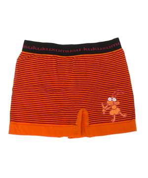 Bóxer Kukuxumusu.
Color Naranja rayas
Ilustraciones de la marca a modo decorativo en el boxer.
Es un boxer fino, elástico, suave, cómodo ¡y divertido! Una opción para vestir por dentro con un toque de buen humor y contagiarte de él todo el día. El tejido se adapta muy bien al cuerpo de forma que al llevarlo ni lo notas. Las gomas y el hilo con los que está confeccionada son ultra suaves.
Cinturilla elástica con el nombre de la marca estampado consecutivamente.
Costuras al tono.

Composición:  85% Algodón, 9% Poliamida, 6% Elastano

Cuidados:
- Lavar a máquina máximo 30ºC.
- No usar lejía.
- Planchar a temperatura baja.
- No usar secadora.
- No lavar en seco.