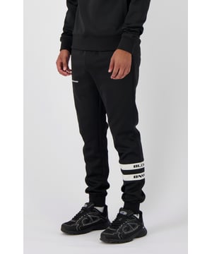100 % poliéster Cintura elástica con cordones ajustables Dos bolsillos delanteros Logotipo bordado en la parte delantera Cintas distintivas de BLACK BNNS en la parte inferior izquierda de la pierna Se puede combinar con el CHARGE TRACKTOP