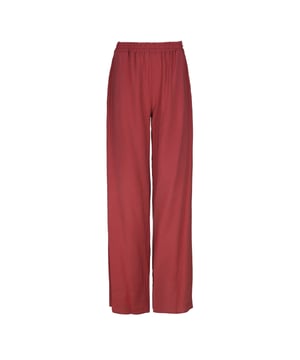 Diese ziegelrote Palazzo-Hose mit weitem Bein ist aus Viskose-Krepp-Stoff gefertigt. Es gibt Innentaschen auf der linken und rechten Seite. Der Bund hat eine Breite von 4 cm und ist an der Innenseite elastisch.