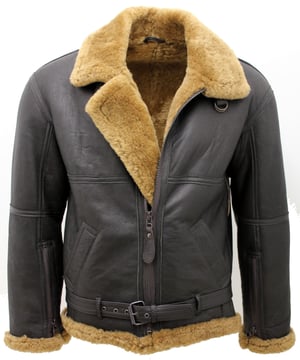 La B3, que se originó en 1934, fue diseñada para ser lo más cálida y cómoda posible, y esta chaqueta se destaca en ese sentido. Esta chaqueta, confeccionada con piel de oveja de doble cara de la más alta calidad, es una chaqueta de primera calidad que cuenta con un cierre de cremallera YKK con lengüeta de longitud completa que se puede dejar abierta en diferentes longitudes para exponer más o menos nuestro mejor forro de piel de oveja gruesa, que aparece en color jengibre para esta chaqueta. Cuando se cierra por completo la cremallera, el cuello se puede levantar y abrochar con una hebilla para una mayor protección contra el viento. Esta chaqueta también cuenta con un llamativo cinturón de cintura y puños con cremallera para que logres un ajuste y un nivel de comodidad que se adapten a ti. Fabricada con piel de oveja de doble cara de alta calidad El forro de piel de oveja gruesa es la mejor opción para brindar calidez y comodidad Cuenta con dos bolsillos en ángulo y cinturón ajustable en la cintura Equipada con una cremallera YKK de metal de longitud completa con lengüeta